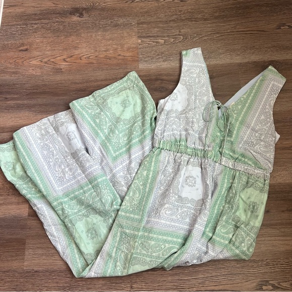 Universal Thread Dresses & Skirts - Universal Thread Green and White Paisley Maxi Dress